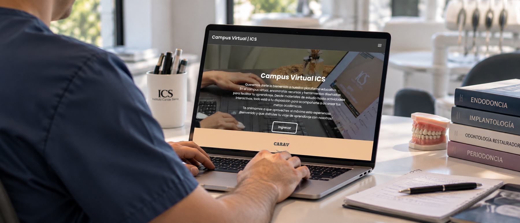 Alumno de ICS estudiando en el campus virtual